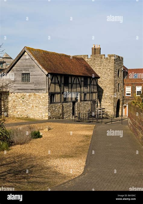 tudor merchants hall southampton.